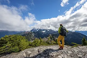 High Angle Mountain Views Drucke: Hikers on trail on Table Mountain