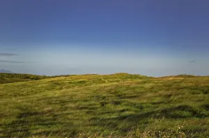 Blue Horizon View Drucke: Hill with clouds and blue sky