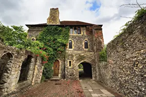 Historic Building Drucke: Historic building with passageway