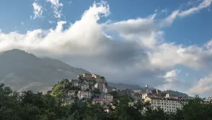 Old Town Architecture France Drucke: Historic centre in front of mountains