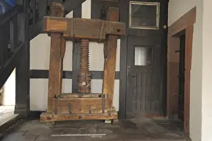 European Historic Architecture Drucke: Historic cloth press with spindle and thread