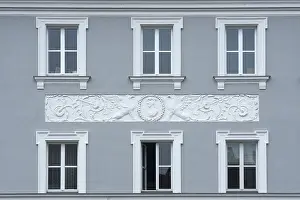 Ornamental Drucke: Historische Hausfassade mit Fries.