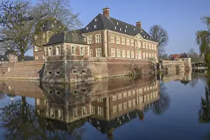 European Historic Buildings Drucke: Historic moated castle with reflection in the water