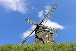 Bilder Datiert 17. Mai 2024: Historische Windmühle gegen einen blauen Himmel.