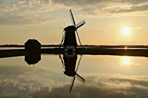 Historic Windmill Drucke: Historic windmill in the light of the setting sun
