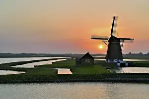 Dutch Windmill Landscape Drucke: Historic windmill in the light of the setting sun