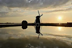 Historic Dutch Architecture Drucke: Historic windmill in the light of the setting sun