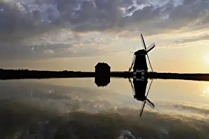 Historic Windmill Drucke: Historic windmill in the light of the setting sun