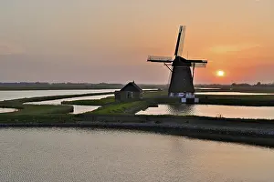 Historic Windmill Drucke: Historic windmill in the light of the setting sun
