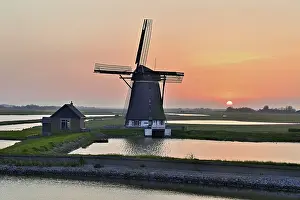 Smock Mill Architecture Drucke: Historic windmill in the light of the setting sun