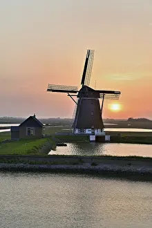 Historic Windmill Drucke: Historic windmill in the light of the setting sun