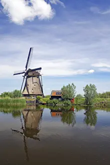 Uninhabited Windmill Structure Drucke: Historic windmill reflected in a canal