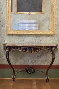 Vintage Picture Frame Drucke: Historical table under the mirror in a gilded frame