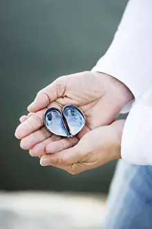 Bivalve Animal Photo Drucke: Holding a shell