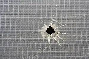 Crime Scene Investigation Drucke: Hole in a destroyed window