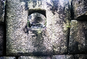 Historic Peruvian Architecture Drucke: Hole in the stone masonry of an inca building