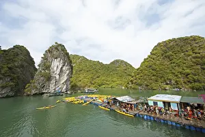 Karst Rock Formations Drucke: Holidaymakers queue for a kayak on a jetty