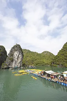 Vietnamese Tourist Attraction Drucke: Holidaymakers queue for a kayak on a jetty