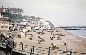 Historic Coastal Towns Europe Drucke: Holidaymakers sunbathing in deckchairs on a sandy beach