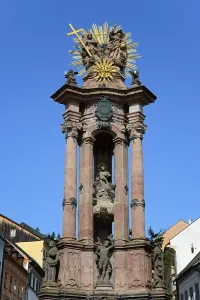 Drucke von Heilige Dreifaltigkeitssäule auf dem Trinity-Platz, UNESCO-Welterbe, Banska Stiavnica Region Pohronie, Slowakei Kulturerbestätten Drucke: Heilige Dreifaltigkeitssäule auf dem Trinitatisfeld.