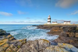 Hook Head Lighthouse Ireland Drucke: Hook Head lighthouse, blue sky and spray, Wexford, Ireland, Europe