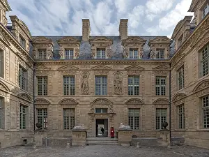 Western Europe City Views Drucke: Hotel de Sully, courtyard facade
