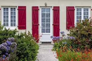 Deserted House Exterior View Drucke: House facade with mullioned windows