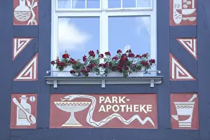 Historic House Facade Drucke: House facade with window and reflection