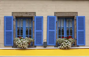House Facade Drucke: House facade with two windows