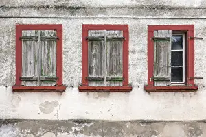 Deserted House Exterior Drucke: House facade with three windows