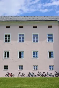 Deserted Austrian Building Drucke: House facade, windows, bicycles