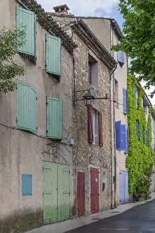 Drucke von Häuserfassaden mit farbenfrohen Fenster- und Türrahmen, Vauvenargues, Arbeitsplatz von Pablo Picasso von 1958-1973, Provence-Alpes-Côte d'Azur Pablo Picasso Drucke: Hausfassaden mit farbenfrohen Fenster- und Türrahmen.