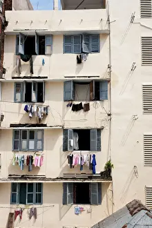 Urban Environment In Vietnam Drucke: Back house in Saigon, laundry at the window