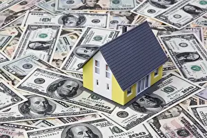 Paper Money Transaction Drucke: A house stands on many dollar notes