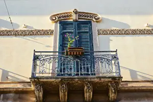 Drucke von Hauswand, Balkon, Jalousie, Detail, Noto, Barockstadt, Barockwinkel, Südosten, Sizilien Italien Noto Drucke: Hauswand, Balkon, Rollladen, Detail.