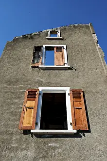 Old Building Facade Drucke: House wall with open window, window
