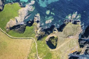 Housel Bay Cliffs Drucke: Top Down over Housel Bay Cliffs from a drone