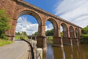 Viadukte Drucke: Gigantischer Bogenbrücke-Zugstrecke über den Fluss Sorgue in Frankreich.
