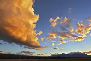 Agricultural Countryside Scene Drucke: The huge cloud of orange light of sunset lit