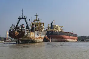 Chittagong Ship Breaking Yard Drucke: Huge container ships ready to getting break up