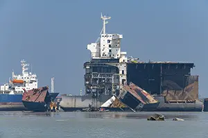 Chittagong Ship Breaking Yard Drucke: Huge container ships ready to getting break up