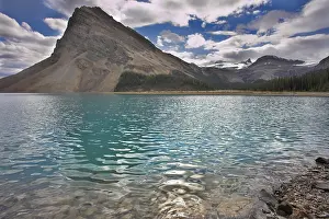 Uninhabited Waterfront Scene Drucke: The huge rock of the triangular form is reflected in emerald waters of cold mountain lake