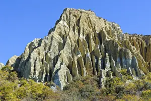 Eroded Landscape Images Drucke: Huge sharp pinnacles of the Omarama clay cliffs