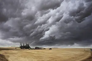 Dramatic Weather Photography Drucke: Huge thundercloud on fields of Montana
