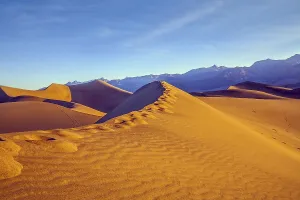 Death Valley Sand Dunes Drucke: Human footprints visible along the crest of the dune