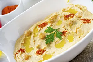 Lemon And Chilli Hummus Drucke: Hummus paste with lemon and chilli on a white background