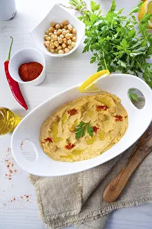 Hummus With Lemon And Chilli Drucke: Hummus paste with lemon and chilli on a white background