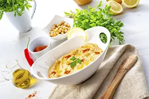 Hummus With Lemon And Chilli Drucke: Hummus paste with lemon and chilli on a white background