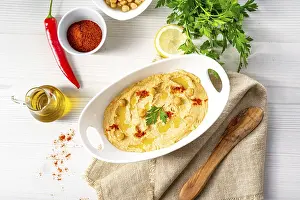 Lemon And Chilli Hummus Drucke: Hummus paste with lemon and chilli on a white background