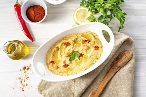 Lemon And Chilli Hummus Drucke: Hummus paste with lemon and chilli on a white background
